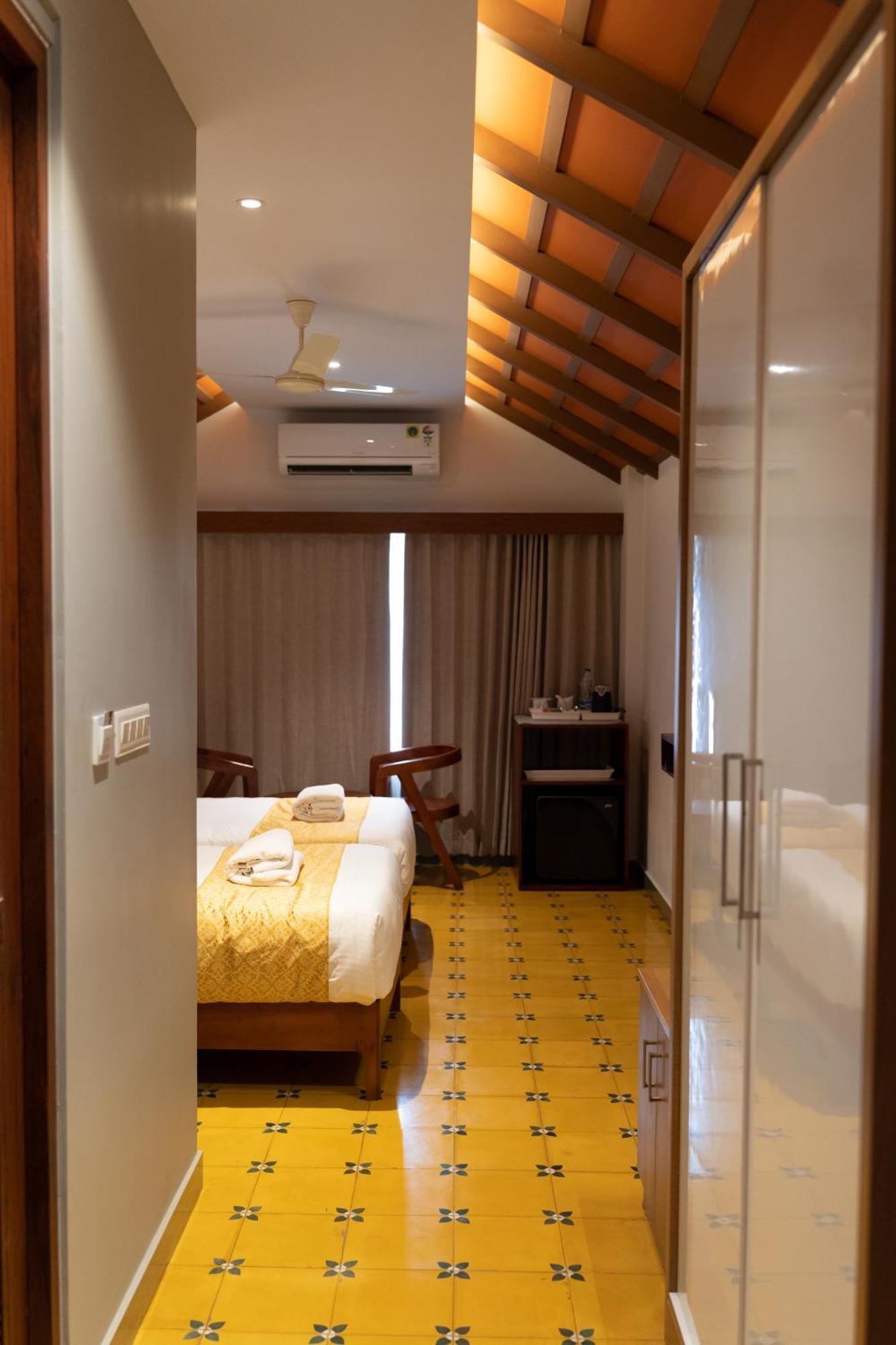 Hotel Palcastle Regency à Palakkad Extérieur photo